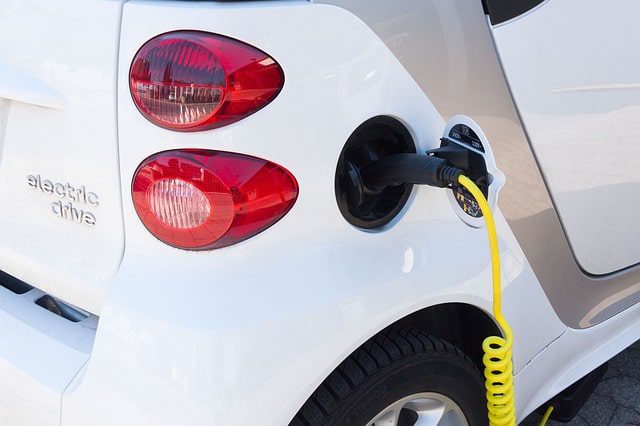 Supermercado Intermarché com posto de abastecimento automóvel e carregamento eléctrico na Charneca de Caparica