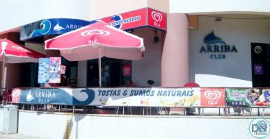 O Arriba Club na Costa de Caparica oferece deliciosas Tostas mistas e sumos naturais na Costa de Caparica em Almada.